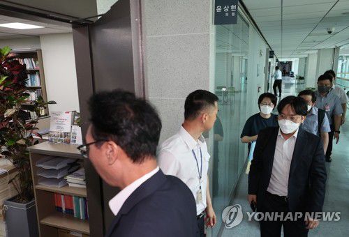 윤상현 의원실 압수수색 나선 민중기 특검팀(서울=연합뉴스) 박동주 기자 = 윤석열 전 대통령 배우자 김건희 여사와 관련한 의혹들을 수사하는 민중기 특별검사팀이 '공천 개입' 의혹 관련자들을 상대로 전격적인 동시다발 압수수색에 나선 8일 특검팀 관계자들이 서울 여의도 국회의원회관 내 윤상현 의원실로 들어가고 있다. 2025.7.8 pdj6635@yna.co.kr