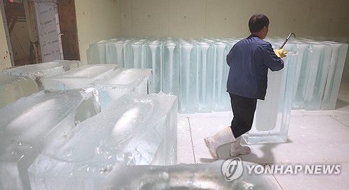 폭염 속 분주한 얼음공장(부천=연합뉴스) 임순석 기자 = 폭염이 이어지고 있는 8일 경기 부천시 오정구 한 얼음 공장에서 직원이 생산한 얼음을 옮기고 있다. 2025.7.8 soonseok02@yna.co.kr