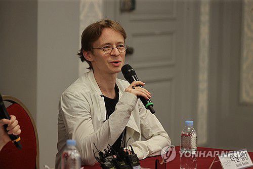 인사말 하는 다닐 심킨 발레리노(서울=연합뉴스) 류효림 기자 = 발레리노 다닐 심킨이 8일 서울 광진구 유니버설아트센터에서 열린 2025 예술의전당&유니버설발레단 '백조의 호수' 기자간담회에서 인사말을 하고 있다. 2025.7.8 ryousanta@yna.co.kr