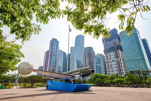 광장인 '문화의 마당'에 전시된 C-47 수송기 [사진/임헌정 기자]