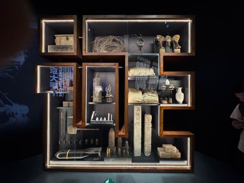 중국인민항일전쟁기념관에 전시된 일본군 물품    (베이징=연합뉴스) 정성조 특파원 = 8일 중국 베이징 중국인민항일전쟁기념관에 일본군이 자행한 남경대학살 등과 관련한 증거들이 한자 간체자 '증'(证)자 모양으로 배치돼있다. 2025.7.9 xing@yna.co.kr