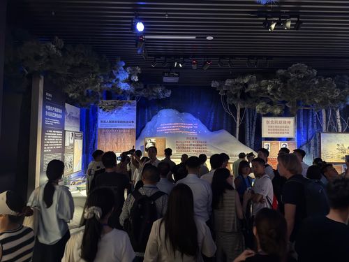 항일전쟁기념관 찾은 관람객과 외신기자들    (베이징=연합뉴스) 정성조 특파원 = 8일 재개장한 중국인민항일전쟁기념관에서 중국인 관람객들과 외신기자들이 전시를 둘러보는 모습. 2025.7.9 xing@yna.co.kr