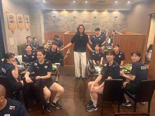 여자배구 대표팀 저녁 식사 자리에 함께한 김연경(중앙)[대한배구협회 제공. 재판매 및 DB 금지]