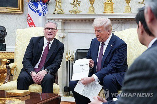 찰스 3세 영국 국왕의 국빈 방문 초청장 보여주는 트럼프[EPA 연합뉴스 자료사진. 재판매 및 DB 금지]