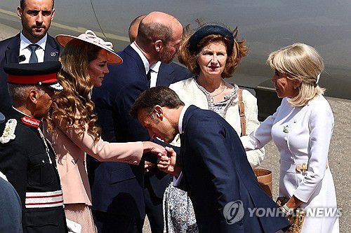 마중나온 왕세자빈 손등에 입맞추는 마크롱[AFP 연합뉴스]
