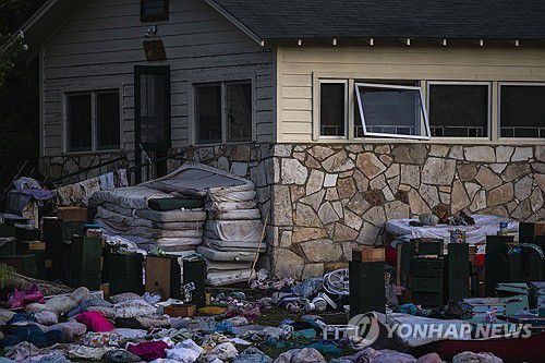 '캠프 미스틱' 숙소 바깥에 놓인 어린이들의 짐[AP=연합뉴스. 재판매 및 DB 금지]