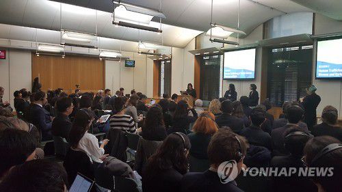 영국 의회서 북한 여성 인권 유린 증언(런던=연합뉴스) 황정우 특파원 = 영국 의회에서 북한 여성 인권 유린을 고발하는 증언들이 나왔다. 영국 '북한에 관한 초당적의원그룹(APPG)'은 22일(현지시간) 영국 의회에서 '북한 여성 인권 유린의 해결'을 주제로 한 콘퍼런스를 열고 북한 정권의 여성 인권 유린 증언들을 듣고 이에 대한 국제사회의 해결 노력을 논의했다.     탈북 여성인 최민경씨가 악명높은 전거리 교화소 등에서 겪은 여성으로서, 인간으로서 참기 힘든 고통을 증언하고 있다. 2016.2.22     jungwoo@yna.co .kr