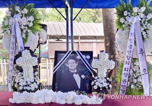 고 지익주 씨 8주기 추모식2016년 필리핀 경찰관들에 의해 납치된 후 살해된 한인 사업가 고(故) 지익주(당시 53세) 씨의 8주기 추모식이 지난해 10월 18일(현지시간) 사건 발생 장소였던 마닐라 경찰청 본부에서 열렸다. 추모식장에 고인의 영정 사진과 추모 화환이 놓여 있는 모습. 2025.07.09 [필리핀한인총연합회 제공. 재판매 및 DB 금지] photo@yna.co.kr