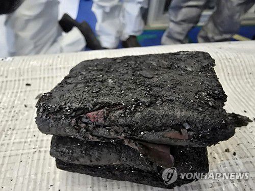 항철위, 에어부산 사고조사 현황 발표(서울=연합뉴스) 항공기 좌석 바닥에서 발견된 보조배터리. 2025.3.14 [국토교통부 제공. 재판매 및 DB 금지] photo@yna.co.kr