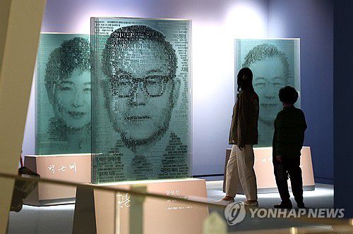 대통령 기록 전시관(세종=연합뉴스) 배재만 기자 = 윤석열 전 대통령 파면에 따라 현 정부의 대통령기록물 이관을 위한 현장 점검이 시작됐다. 10일 세종시 대통령기록관 내 대통령기록 전시관 모습. 2025.4.10 scoop@yna.co.kr