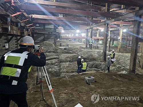 대규모 암반에 광주 지하철 공사 지연(광주=연합뉴스) 26일 광주시가 도시철도 2호선 1단계 공사 지연을 설명하며 지연의 원인인 공사현장 대규모 암반 사진을 공개했다. 사진은 도시철도 공사 2공구와 4공구 내 암반의 모습. 2025.6.26 [광주시 제공. 재판매 및 DB 금지] pch80@yna.co.kr