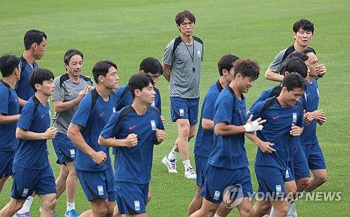 선수들 지켜보는 홍명보 감독(성남=연합뉴스) 김인철 기자 = 홍명보 한국 축구대표팀 감독이 6일 경기도 성남시 중원구 성남종합운동장에서 2025년 동아시아축구연맹(EAFF) E-1 챔피언십(동아시안컵) 1차전 중국과의 경기를 앞두고 훈련 중인 선수들을 지켜보고 있다. 2025.7.6 yatoya@yna.co.kr