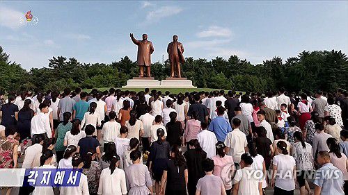 북한 각지 주민들, 김일성 31주기 추모(서울=연합뉴스) 북한 각지 주민들이 김일성 주석 사망 31주기(7.8일)를 맞아 각 도 소재지와 시에 있는 김일성·김정일 동상을 찾아 추모했다고 조선중앙TV가 8일 보도했다. [조선중앙TV 화면] 2025.7.8      [국내에서만 사용가능. 재배포 금지. For Use Only in the Republic of Korea. No Redistribution] nkphoto@yna.co.kr