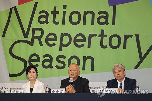 인사말하는 송승환(서울=연합뉴스) 류효림 기자 = 배우 송승환이 9일 서울 중구 프레스센터에서 열린 국립극장 레퍼토리시즌 2025-2026 기자간담회에서 인사말을 하고 있다. 2025.7.9 ryousanta@yna.co.kr