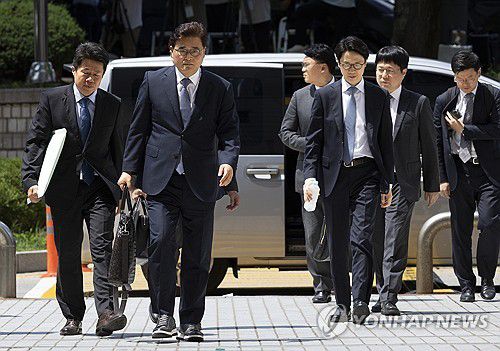 영장실질심사 출석하는 박억수 특검보(서울=연합뉴스) 12·3 비상계엄 관련 내란·외환사건을 수사하는 조은석 내란 특별검사팀 박억수 특검보가 9일 서울 서초구 서울중앙지법에서 열린 영장실질심사에 출석하고 있다. 2025.7.9 [사진공동취재단] photo@yna.co.kr