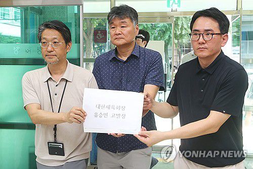 유승민 대한체육회장 고발장 제출(서울=연합뉴스) 진연수 기자 = 9일 오후 서울 종로구 서울경찰청에서 정용철 체육시민연대 공동대표(왼쪽부터), 이대택 스포츠 인권 연구소 대표, 김현수 체육시민연대 집행위원장이 유승민 대한체육회장 비리 고발장을 제출하기 위해 이동하고 있다. 2025.7.9 jin90@yna.co.kr
