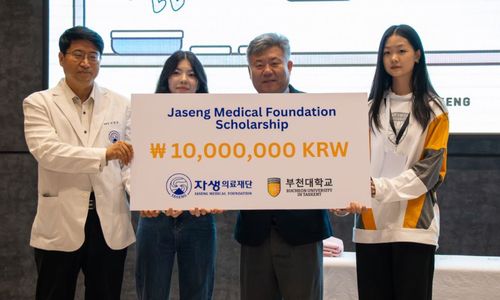 자생의료재단, 부천대와 의료봉사 후 장학금 전달식(서울=연합뉴스) 지난 2023년 한국의 자생의료재단과 부천대가 함께 의료봉사를 한 후 자생의료재단이 부천대 학생들에게 장학금을 전달하는 모습. 왼쪽에서 3번째가 남 총장. [남 빅토르 총장 제공]