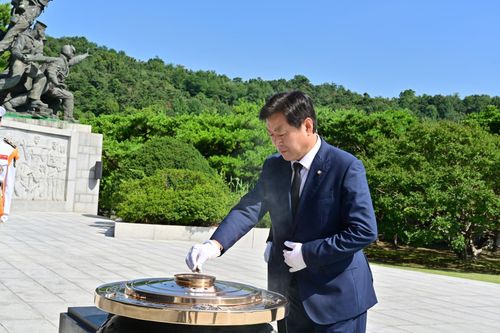 고 김대중 전 대통령 묘역 참배하는 황명선 의원(서울=연합뉴스) 더불어민주당 8·2 전당대회 최고위원 선거에 출마한 황명선 의원이 후보 등록일인 10일 국립서울현충원을 방문해 참배하고 있다. [황명선 의원실 제공. 재판매 및 DB 금지]