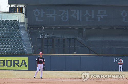 피치클록 운영(서울=연합뉴스) 이정훈 기자 = 13일 서울 잠실야구장에서 열린 2025 프로야구 KBO리그 KIA 타이거즈와 두산 베어스의 시범경기. 피치클록이 운영되고 있다. 2025.3.13 uwg806@yna.co.kr