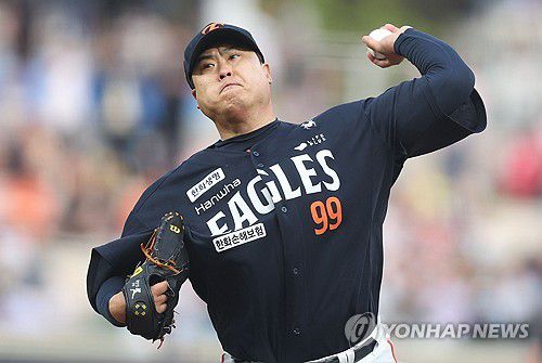 한화 류현진 역투(창원=연합뉴스) 김동민 기자 = 30일 경남 창원NC파크에서 열린 프로야구 2025 신한 SOL 뱅크 KBO리그 한화이글스와 NC다이노스 경기. 1회 말 한화 선발 류현진이 역투하고 있다.          NC다이노스 홈구장인 창원NC파크에서의 경기는 구조물 낙하 사망 사고 이후 62일이다. 2025.5.30 image@yna.co.kr