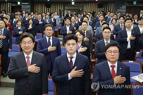 국민의힘 원내대표 선출 의원총회(서울=연합뉴스) 류영석 기자 = 국민의힘 권성동 원내대표와 김용태 비상대책위원장이 16일 서울 여의도 국회에서 열린 원내대표 선출 선거 의원총회에서 국기에 경례하고 있다. 2025.6.16 ondol@yna.co.kr