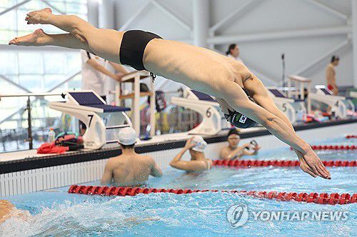 스타트 훈련하는 황선우(진천=연합뉴스) 김성민 기자 = 경영 국가대표 황선우가 8일 충북 진천 국가대표선수촌에서 훈련하고 있다. 2025.7.8 ksm7976@yna.co.kr