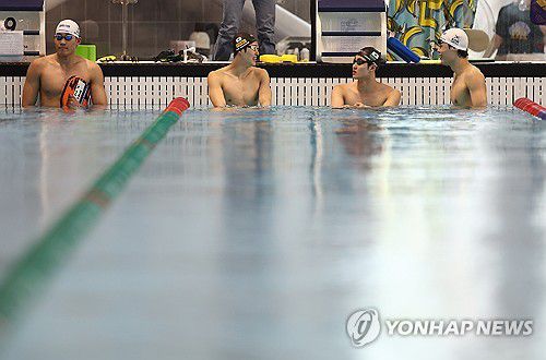 훈련 준비하는 경영 국가대표팀(진천=연합뉴스) 김성민 기자 = 경영 국가대표 선수들이 8일 충북 진천 국가대표선수촌에서 훈련 준비를 하고 있다. 왼쪽부터 김영범, 김우민, 황선우, 이호준. 2025.7.8 ksm7976@yna.co.kr