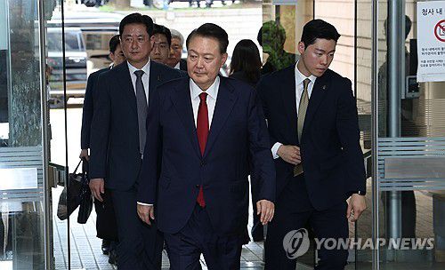 영장실질심사 출석…굳은 표정의 윤 전 대통령(서울=연합뉴스) 12·3 비상계엄과 관련해 특검의 수사를 받는 윤석열 전 대통령이 9일 서울 서초구 서울중앙지법에서 열린 영장실질심사에 출석하기 위해 법정으로 향하고 있다. 2025.7.9 [사진공동취재단] photo@yna.co.kr