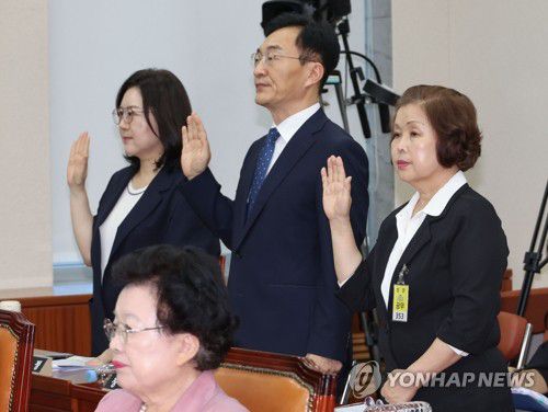 증인선서 하는 손효숙 리박스쿨 대표(서울=연합뉴스) 김주성 기자 = 손효숙 리박스쿨 대표(오른쪽)가 10일 서울 여의도 국회 교육위원회에서 열린 리박스쿨 청문회에서 증인선서를 하고 있다. 왼쪽부터 이수정 전 교육부 장관 정책자문관, 장신호 서울교대 총장. 손대표. 2025.7.10 utzza@yna.co.kr