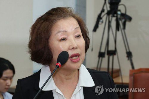질의에 답하는 손효숙 리박스쿨 대표(서울=연합뉴스) 김주형 기자 = 손효숙 리박스쿨 대표가 10일 서울 여의도 국회 교육위원회에서 열린 리박스쿨 청문회에서 질의에 답변하고 있다. 2025.7.10 kjhpress@yna.co.kr