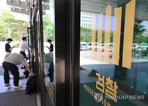 고검으로 출입하는 관계자(서울=연합뉴스) 최재구 기자 = 법원의 구속영장 발부로 윤석열 전 대통령이 재구속된 다음 날인 10일 내란특검이 위치한 서울 서초구 서울고등검찰청으로 관계자들이 출입하고 있다. 2025.7.10 jjaeck9@yna.co.kr