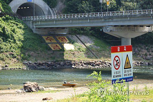 수영금지 알리는 표지판(금산=연합뉴스) 강수환 기자 = 10일 오전 충남 금산군 제원면 천내리 기러기공원 인근 유원지에 '수영 금지구역'을 알리는 안내문이 설치돼 있다. 이곳에서는 전날 오후 6시 19분께 물놀이를 하던 20대 5명 중 4명이 실종됐다가 숨진 채 발견됐다. 2025.7.10 swan@yna.co.kr