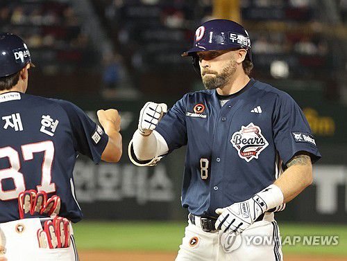 케이브 1타점 중전안타 한점 더 달아나는 두산(부산=연합뉴스) 강선배 기자 = 10일 부산 사직야구장에서 열린 프로야구 두산 베어스와 롯데 자이언츠의 경기. 7회 초 2사 2루 두산 케이브가 1타점 중전안타를 치고 세리머니 하고 있다. 2025.7.10 sbkang@yna.co.kr