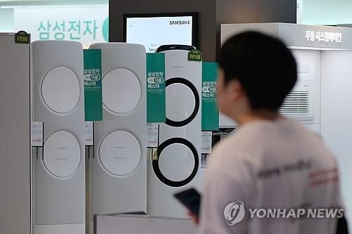 '올해는 얼마나 더우려나' 기록적인 폭염이 계속되는 가운데 5월25일 서울시내 한 대형 마트에서 한 시민이 에어컨 및 냉방용 가전제품을 살펴보고 있다. [연합뉴스 자료사진]