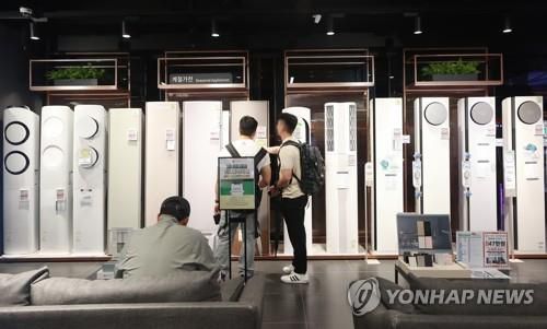 날은 덥고 전기료는 걱정되고2023년 5월28일 서울의 한 가전제품 매장에서 에어컨을 살펴보는 시민들[연합뉴스 자료사진]