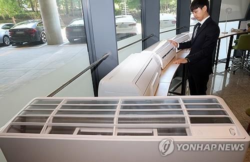 벽걸이형 에어컨 제품 비교해보니한국소비자원 직원이 6월23일 성능 시험을 진행한 벽걸이형 에어컨 제품을 살펴보고 있다[연합뉴스 자료사진]