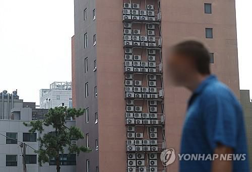 에어컨 없이 '잠 못 이루는 밤'2024년 8월25일 서울의 한 건물에 설치된 에어컨 실외기들[연합뉴스 자료사진]