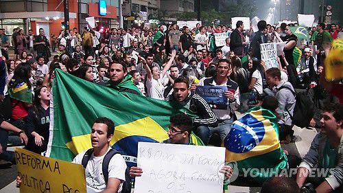 대중교통요금 인상에 반기해 시작된 2013년 브라질 시위 [연합뉴스 자료사진]