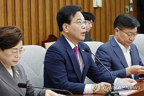 발언하는 송언석 원내대표    (서울=연합뉴스) 김주성 기자 = 국민의힘 송언석 비대위원장 겸 원내대표가 11일 서울 여의도 국회에서 열린 원내대책회의에서 발언하고 있다. 2025.7.11     utzza@yna.co.kr (끝)