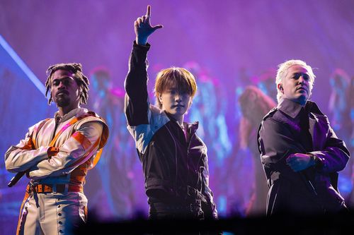 e스포츠 월드컵 주제가 공연한 디노(가운데)왼쪽은 래퍼 덕워스, 오른쪽은 텔 스미스 [플레디스 엔터테인먼트 제공. 재판매 및 DB 금지]