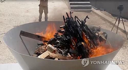 이라크 북부서 열린 PKK 무기 소각식[로이터=연합뉴스]