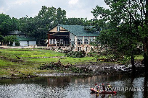미 텍사스주 커 카운티에서 작업 중인 실종자 수색대[로이터=연합뉴스. 재판매 및 DB 금지]