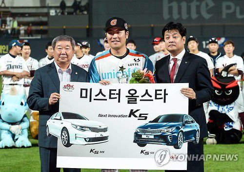 2015년 롯데 시절 미스터 올스타에 뽑힌 강민호(가운데)[기아자동차 제공. 재판매 및 DB 금지]
