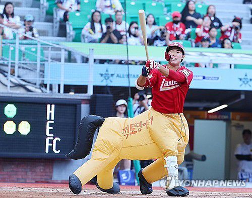 삼진아웃 아쉬운 망아지(인천=연합뉴스) 임순석 기자 = 5일 오후 인천 SSG랜더스필드에서 열린 2024 퓨처스 올스타전 북부 올스타와 남부 올스타의 경기. 3회 초 북부 SSG 이승민이 삼진아웃 당한 뒤 더그아웃으로 향하고 있다. 이병규의 아들인 이승민은 '적토망아지'라고 적힌 캐릭터 옷을 입고 타격하고 있다.  2024.7.5 soonseok02@yna.co.kr