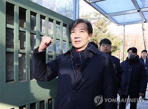 주먹 쥐어보이는 조국(의왕=연합뉴스) 박동주 기자 = 자녀 입시 비리와 청와대 감찰 무마 등 혐의로 기소돼 징역 2년 형이 확정된 조국혁신당 조국 전 대표가 지난해 12월 16일 오전 경기도 의왕 서울구치소 앞에서 수감되기 전 지지자들을 향해 주먹을 쥐어보이고 있다. 2024.12.16 pdj6635@yna.co.kr