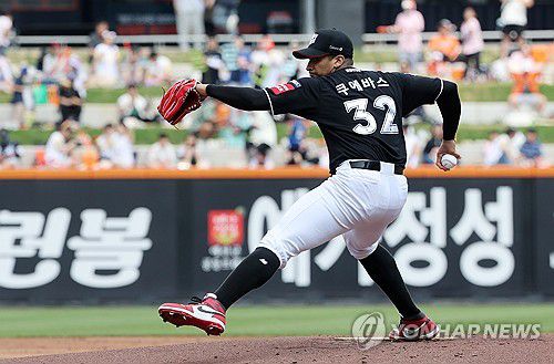 kt 선발 쿠에바스(대전=연합뉴스) 김준범 기자 = 3일 대전 한화생명 볼파크에서 열린 2025 신한 SOL 뱅크 KBO리그 한화 이글스와 kt 위즈의 경기. 1회말 kt 선발 쿠에바스가 힘차게 공을 던지고 있다. 2025.6.3 psykims@yna.co.kr