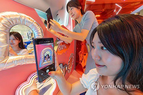 KT, '갤럭시 Z 폴더블7 AI 체험존' 운영(서울=연합뉴스) KT가 오는 31일까지 홍대 애드샵 플러스, 강남역 KT 애비뉴, 수원 KT 위즈파크점, KT플라자 동성로점 등 네 곳에서 '갤럭시 Z 폴더블7 AI 체험존'을 운영한다고 11일 밝혔다. 모델들이 KT 홍대 애드샵 플러스 '갤럭시 Z 폴더블7 AI 체험존'에서 AI 기반 콘텐츠를 체험하고 있다. 2025.7.11 [KT 제공. 재판매 및 DB 금지] photo@yna.co.kr