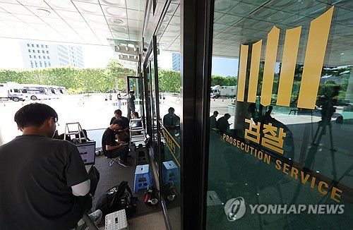 내란특검 구속 후 조사 불응한 윤석열 전 대통령(서울=연합뉴스) 류영석 기자 = '12·3 비상계엄'과 관련해 내란 특별검사팀의 수사를 받던 중 재구속된 윤석열 전 대통령이 11일 조사에 불응하며 특검에 불출석 사유서를 제출한 가운데 서울 서초구 서울고등검찰청에 마련된 특검 사무실 앞에 취재진이 대기하고 있다. 2025.7.11 ondol@yna.co.kr