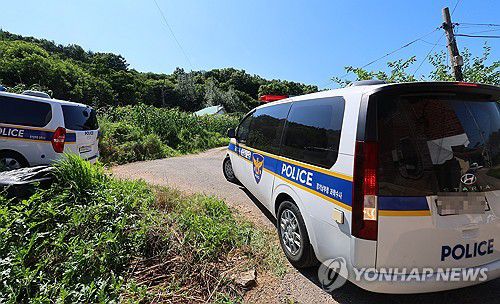 현장 수습하는 경찰(인천=연합뉴스) 임순석 기자 = 부모와 형 일가족 3명이 살해된 경기 김포 한 주택에서 11일 경찰이 현장 수습하고 있다.      경기 김포경찰서는 살인 혐의로 30대 A씨를 붙잡아 조사 중이라고 11일 밝혔다. A씨는 전날 오전 김포시 한 단독주택에서 60∼70대 부모와 30대 형 등 일가족 3명을 흉기로 살해한 혐의를 받고 있다. 2025.7.11 soonseok02@yna.co.kr