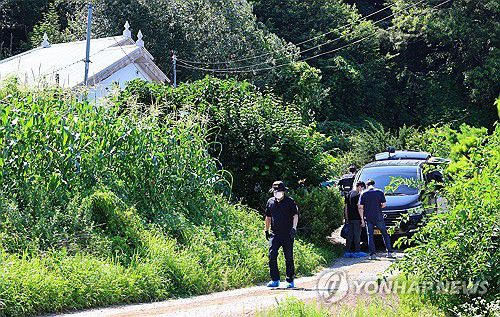 현장 수습하는 경찰(인천=연합뉴스) 임순석 기자 = 부모와 형 일가족 3명이 살해된 경기 김포 한 주택에서 11일 경찰이 현장 수습하고 있다.      경기 김포경찰서는 살인 혐의로 30대 A씨를 붙잡아 조사 중이라고 11일 밝혔다. A씨는 전날 오전 김포시 한 단독주택에서 60∼70대 부모와 30대 형 등 일가족 3명을 흉기로 살해한 혐의를 받고 있다. 2025.7.11 soonseok02@yna.co.kr